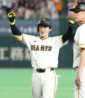 ２回、適時打を放ち、塁上でガッツポーズする浦田