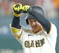 ２回、適時打を放ち、塁上でポーズをとる浦田