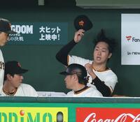 ６回、降板し悔しがる山崎（撮影・金田祐二）