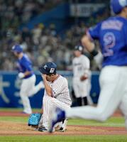 ６回、中日・阿部（奥左）に勝ち越しの３ランを浴びたヤクルト・山野