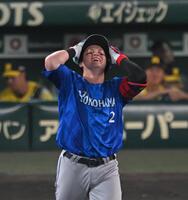 ８回、右飛に倒れ悔しがる牧（撮影・飯室逸平）