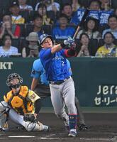 ４回、先制の１５号ソロを放つ牧（撮影・飯室逸平）