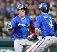 ４回、ソロを放った牧は度会に迎えられる（撮影・田中太一）