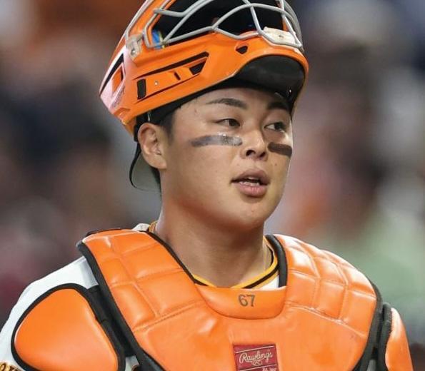 巨人・山瀬の全身オレンジ防具に騒然