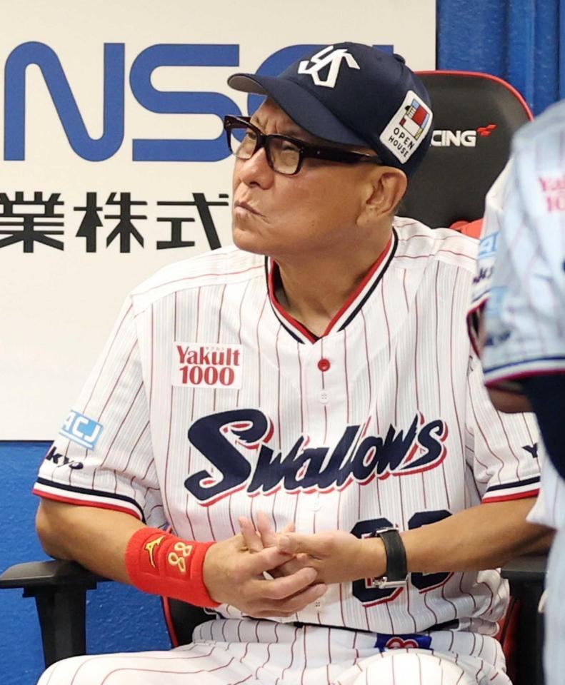 　６回、リードを許し厳しい表情の池山監督