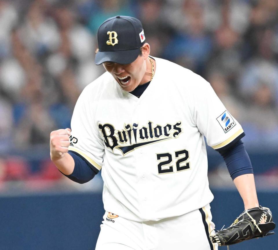 　７回、吉田を三振に仕留め、雄たけびを上げる九里（撮影・高部洋祐）