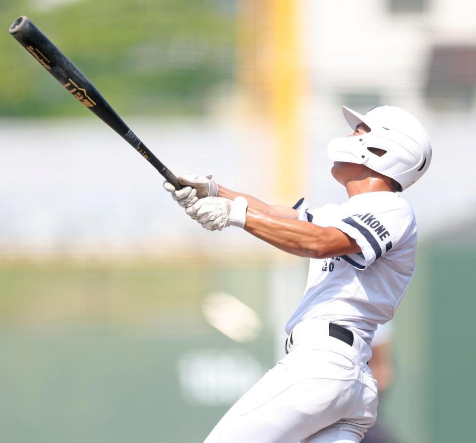 ３回、左犠飛を放つ彦根総合・野谷空斗（撮影・中田匡峻）