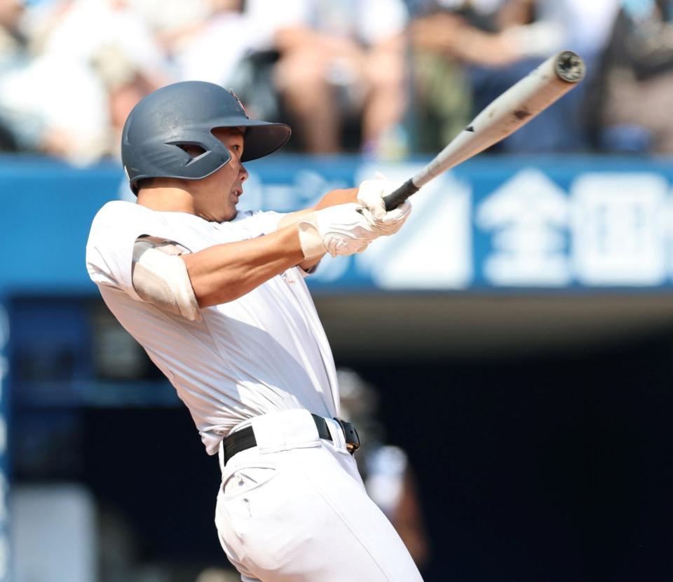 １回、センターオーバーの３点適時三塁打を放つ横浜・安食琥太郎（撮影・伊藤笙子）