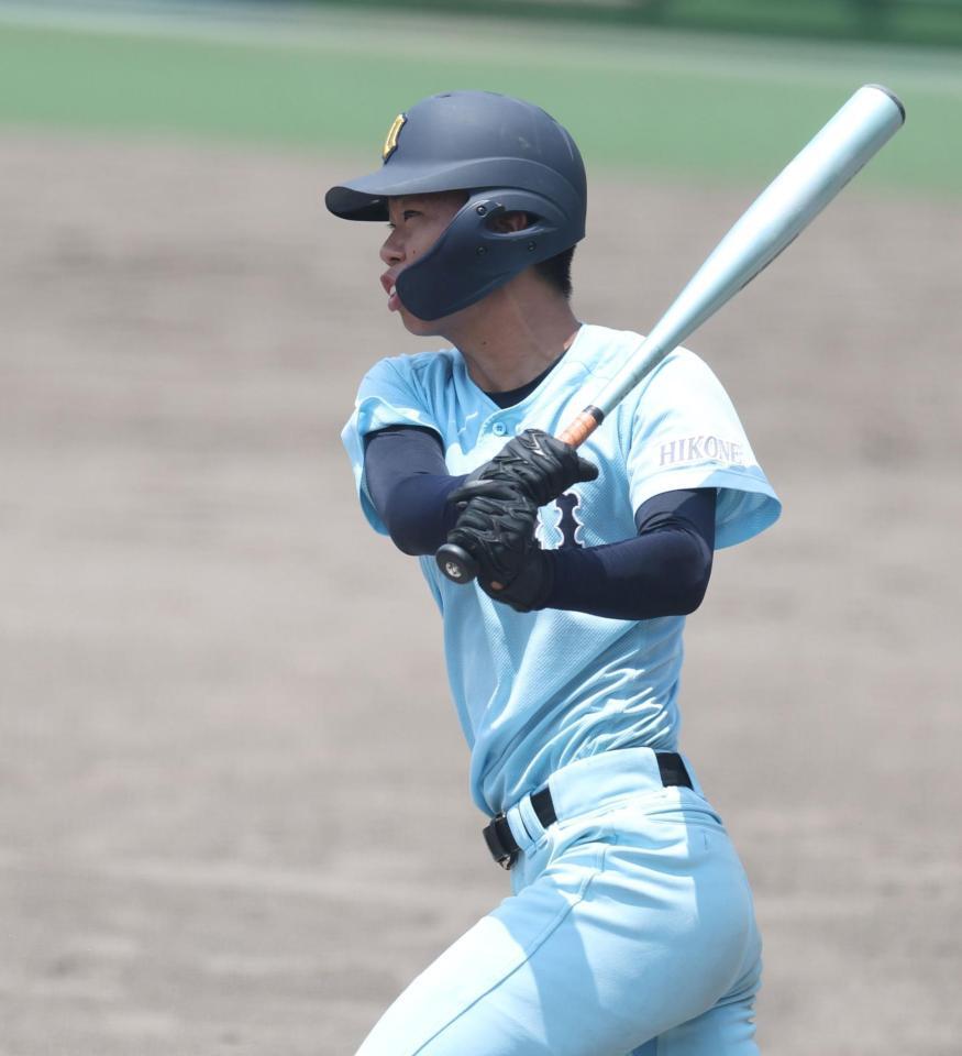 ２回、左前に先制適時打を放つ近江・元翔之介（撮影・中田匡峻）