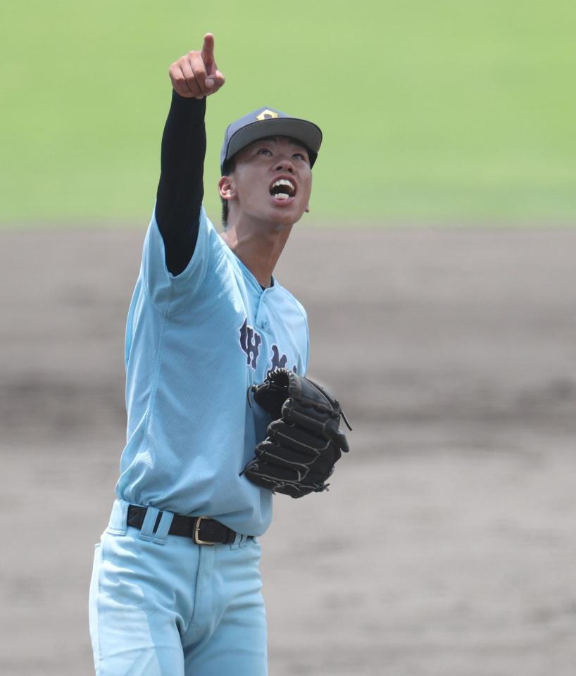 ３回、彦根東・伊藤和樹の打球に声を出す近江・元翔之介（撮影・中田匡峻）