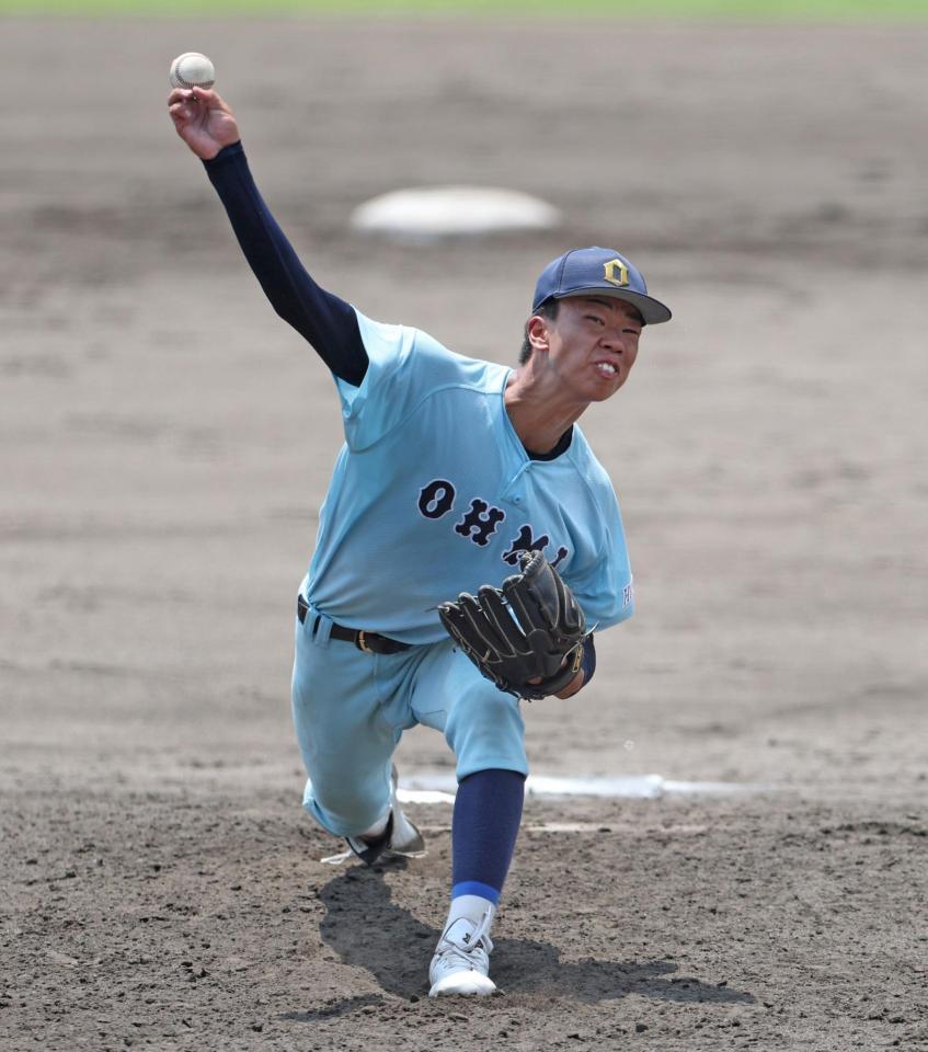 ３回、力投する先発投手の近江・元翔之介（撮影・中田匡峻）