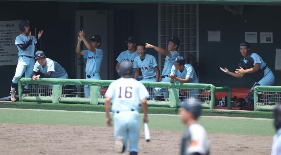 ２回、近江・元翔之介の先制適時打で盛り上がる近江ナイン（撮影・中田匡峻）