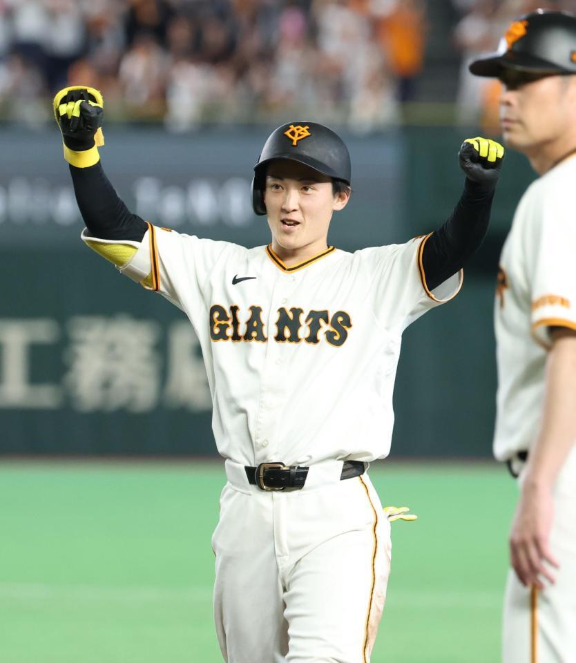 ２回、適時打を放ち、塁上でガッツポーズする浦田
