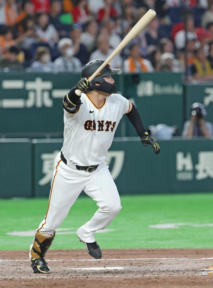 ４回、山崎が中越え二塁打を放つ