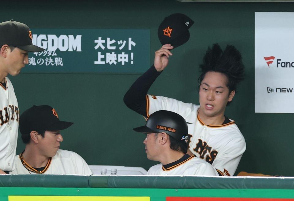６回、降板し悔しがる山崎（撮影・金田祐二）