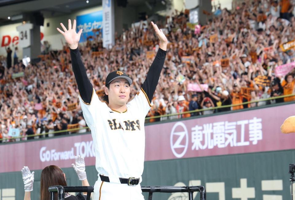 今季初勝利をファンと喜ぶ山崎（撮影・金田祐二）
