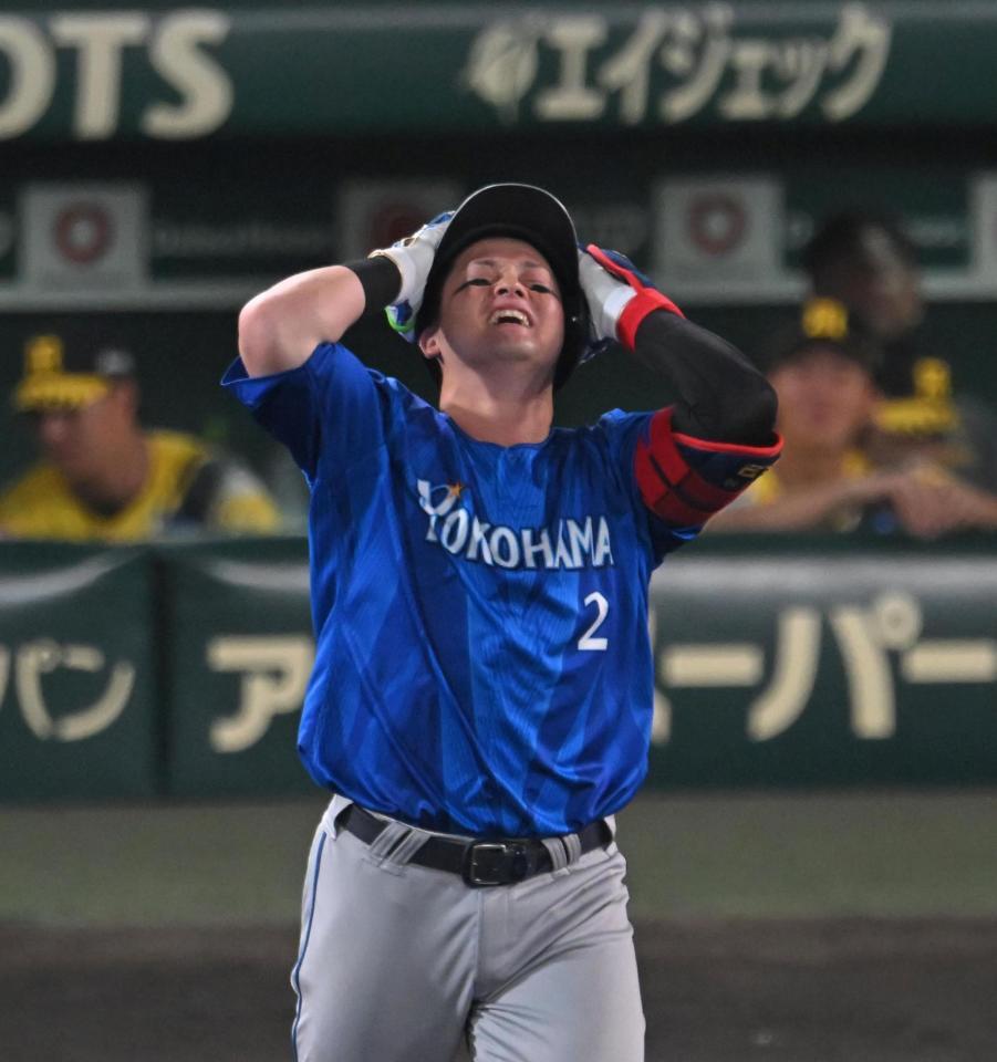 ８回、右飛に倒れ悔しがる牧（撮影・飯室逸平）