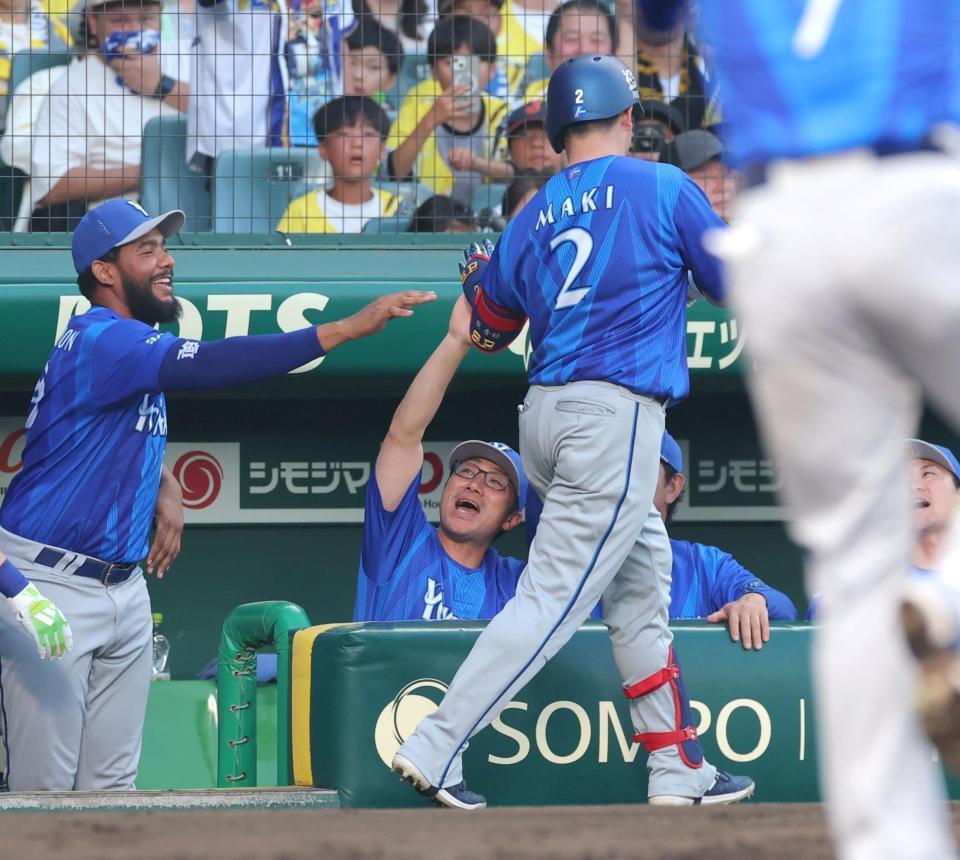 ４回、先制本塁打を放った牧（２）とタッチを交わす相川監督＝撮影・立川洋一郎