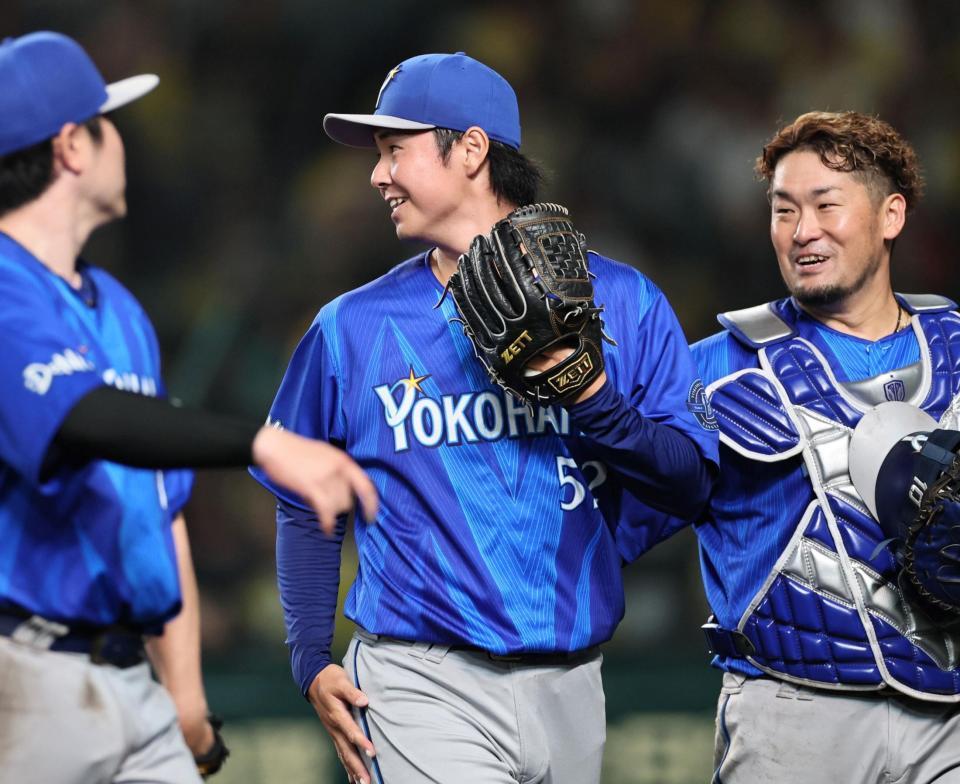 ７回、阪神打線を無失点に抑え、ベンチへ戻る浜地（撮影・田中太一）