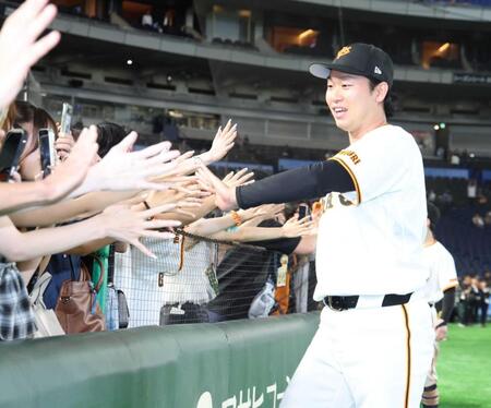 　今季初勝利をファンと喜ぶ山崎（撮影・金田祐二）