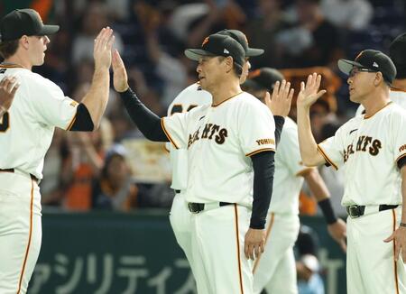 ナインを迎える巨人・橋上秀樹監督代行（撮影・金田祐二）