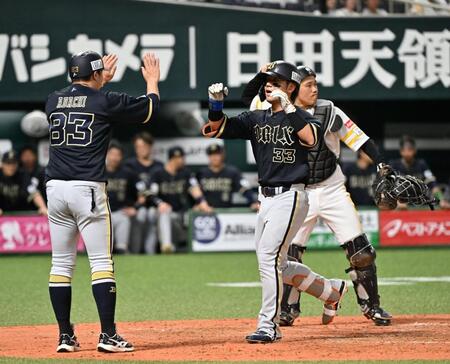 ５回、右越えへ勝ち越しソロを放ち、タッチで迎えられる杉沢（右）