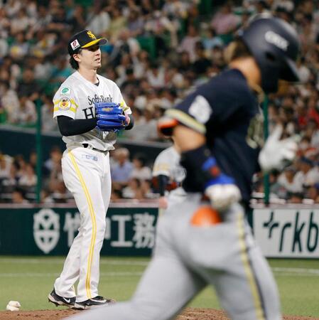 ５回、オリックス・杉沢（手前）に勝ち越しソロを浴びたソフトバンク・上沢