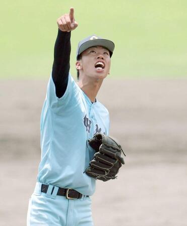 　３回、打球に声を出す近江・元（撮影・中田匡峻）