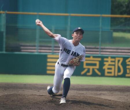 マウンドで力投する龍谷大平安・川島謙心