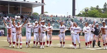 崇徳に競り勝ち、喜ぶ広陵ナイン（撮影・北村雅宏）