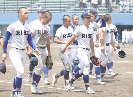 ６回コールド勝ちで笑顔を見せる履正社ナイン（撮影・坂部計介）