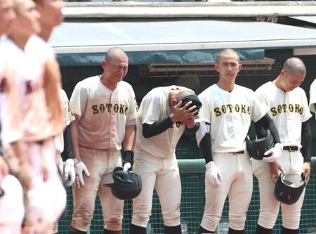 広陵に敗れ、悲しむ崇徳・徳丸凜空（中央）＝撮影・北村雅宏