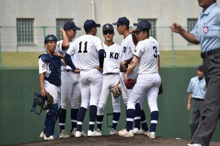 初回のピンチでマウンドに集まる呉港の内野陣