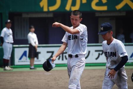 涙を拭う龍谷大平安・川島謙心