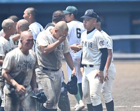 準々決勝で専大松戸に敗れた諸岡杜和（右から２人目）ら市船橋ナイン（撮影・開出牧）