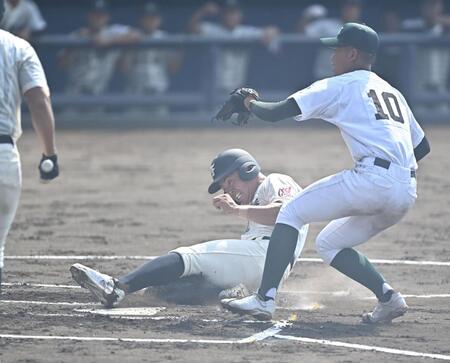 １回、暴投で先制のホームに滑り込む市船橋・伊井駿瑛。右は専大松戸の畠山真大（撮影・開出牧）
