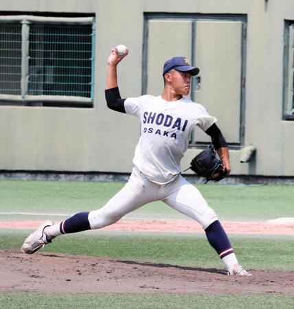 完投した大商大高・浅岡慧（撮影・中野裕美子）