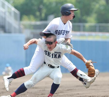 １回、内野ゴロの関大北陽・京田脩翔は一塁手の精華・中川幸之介と交錯する（撮影・坂部計介）