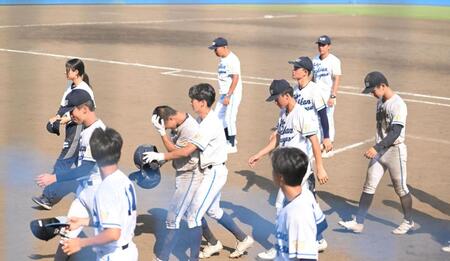 惜しくも準々決勝で敗れ引き揚げる東京学館浦安ナイン（撮影・開出牧）