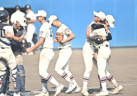逆転勝ちで準決勝進出を決め抱き合って喜ぶ習志野ナイン（撮影・開出牧）