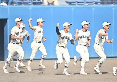 準決勝進出を決めガッツポーズの習志野ナイン（撮影・開出牧）