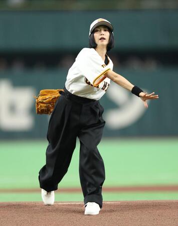 ファーストピッチセレモニーを務めるＭＥＧＵＭＩ（撮影・金田祐二）