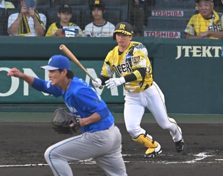 １回、藤浪から右前打を放つ近本（撮影・飯室逸平）