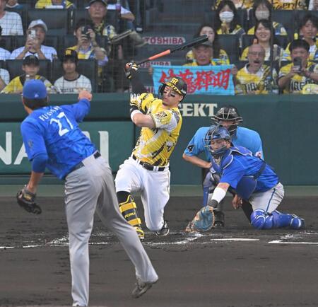 １回、藤浪の前に空振り三振に倒れる佐藤輝（撮影・飯室逸平）