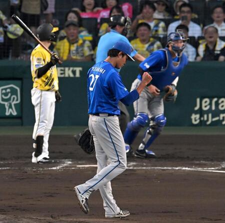 ２回、中野を見逃し三振に斬り、拳を握りしめる藤浪（撮影・飯室逸平）