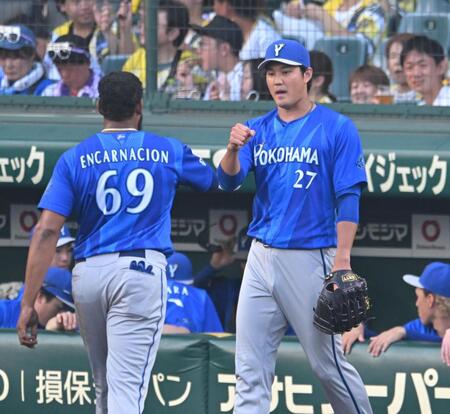 １回、先制二塁打を放ったエンカーナシオン（６９）とタッチを交わす藤浪（撮影・飯室逸平）