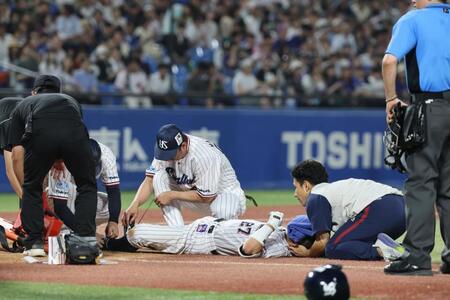 ３回、自打球を顔に当て倒れ込んだ中村悠