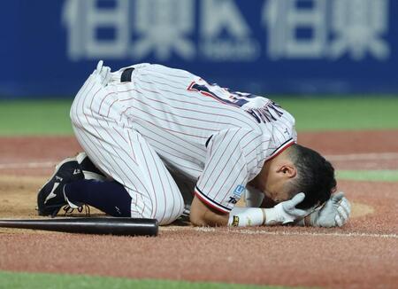 ３回、自打球を顔に当て倒れ込んだ中村悠