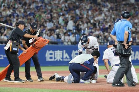 ３回、自打球を顔に当て倒れ込んだ中村悠