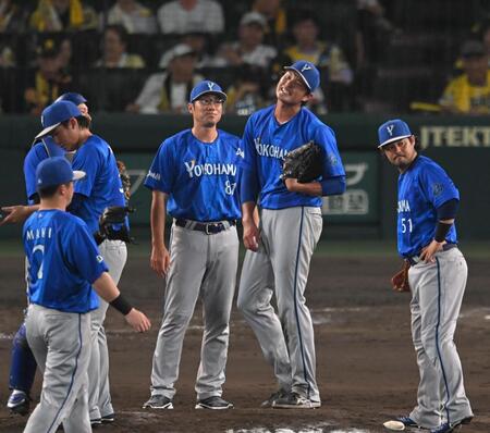 ５回途中で相川監督から交代を告げられる藤浪（撮影・飯室逸平）